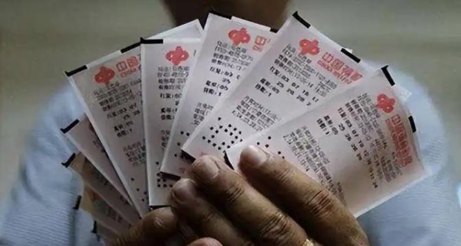 湖北武汉，男子花110多万买6039张足彩，为防止亏损，他故意将名字和身份证号写