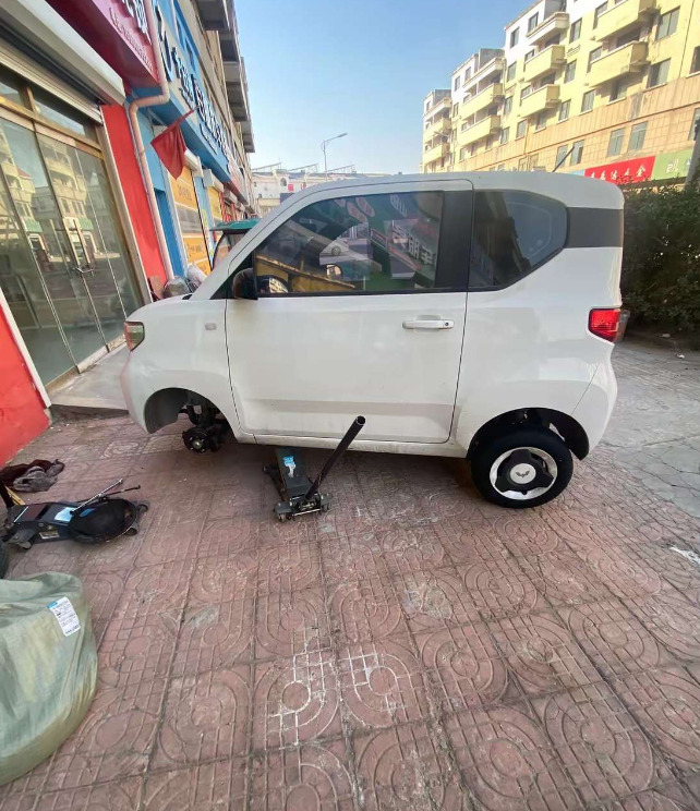 一百元的快乐😁，某多四条玲珑轮胎400块，手工费100元，比4s便宜多了。再跑