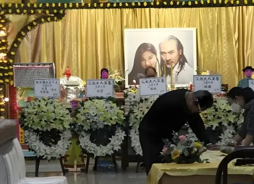 徐少强73岁这个年纪去世也算正常，可这么年轻的老婆也相继跟着走了，有点可惜了，才