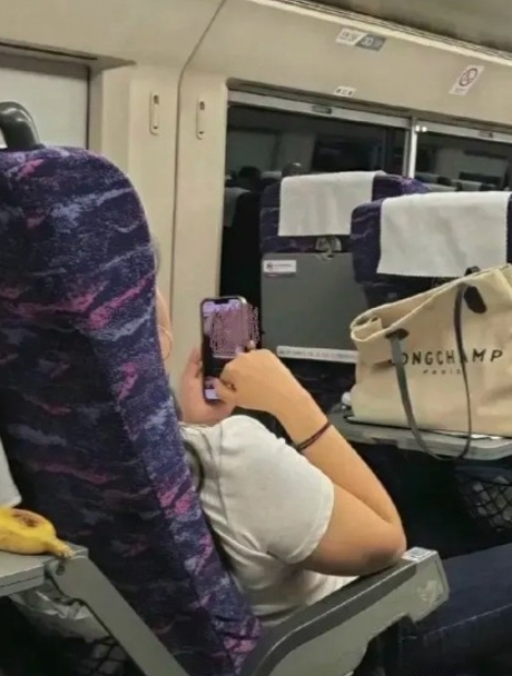 今天在高铁上遇到一桩尴尬事儿，真是让人哭笑不得。一位美女乘客，竟然在公共场合观看