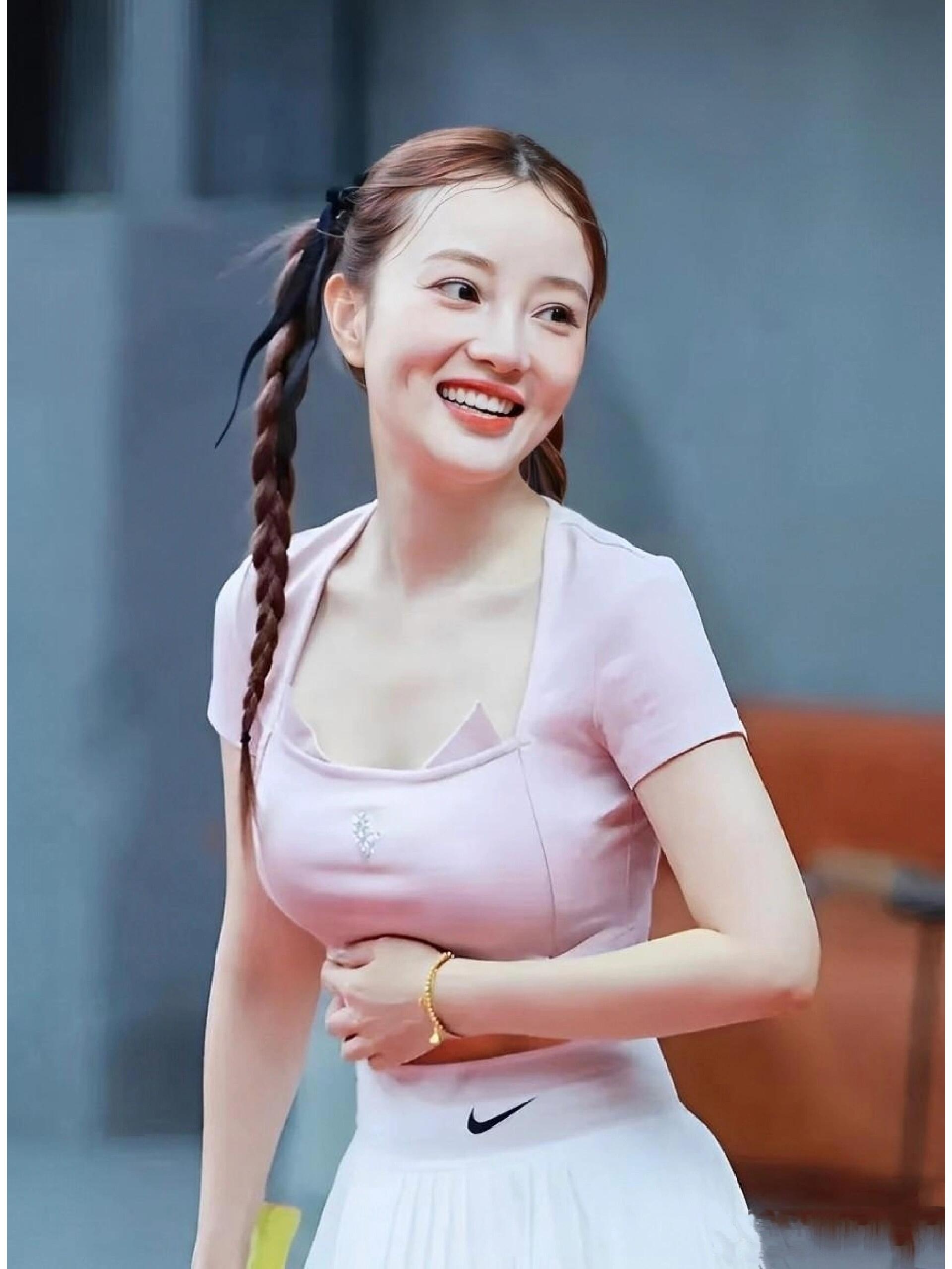 李小璐穿粉色背心，洁白短裙做运动嫩成少女