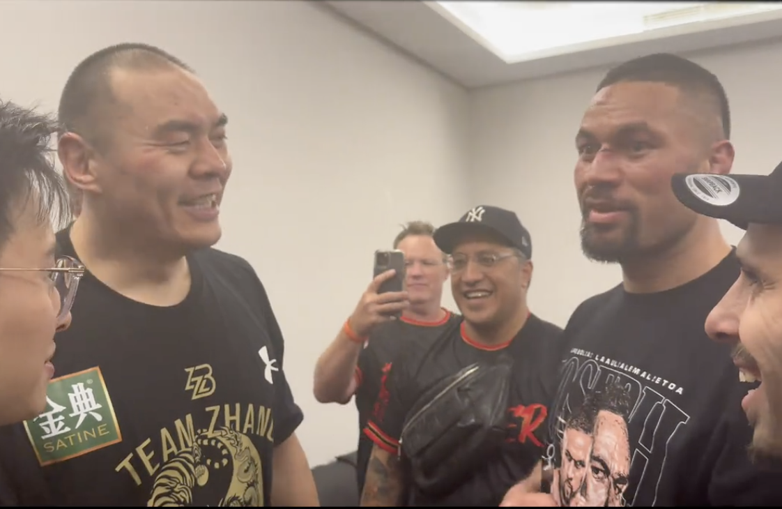 赛后休息室，张志磊显得比帕克更高兴，两人开心聊天合影。而张志磊也发视频称协议里已