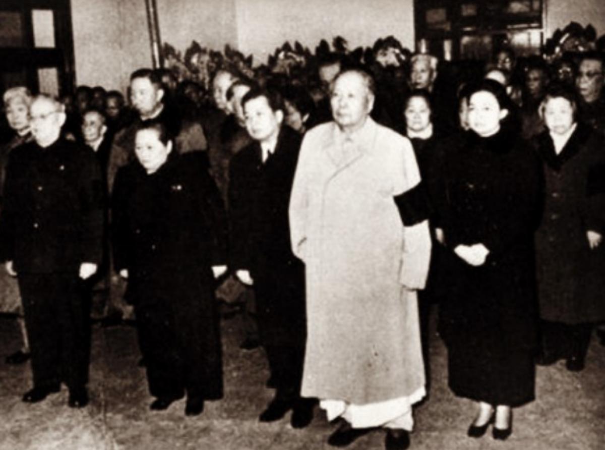 1972年，毛主席参加陈毅的追悼会，会场上，毛主席注意到了一副挽联，他走过去低声