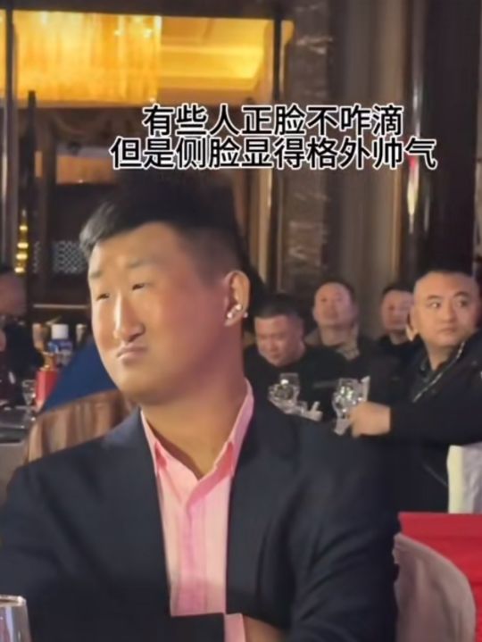 你是侧脸好看还是正脸好看