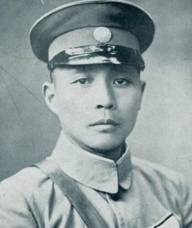 “西安事变”后，回到南京的蒋介石召来侍卫长钱大钧，钱大钧撕开上衣，露出前胸触目惊