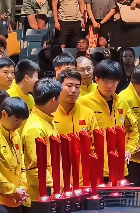 这张图的含金量你懂么？
大家都在拍大合照，
看起来热热闹闹的，
只有他俩的表情不