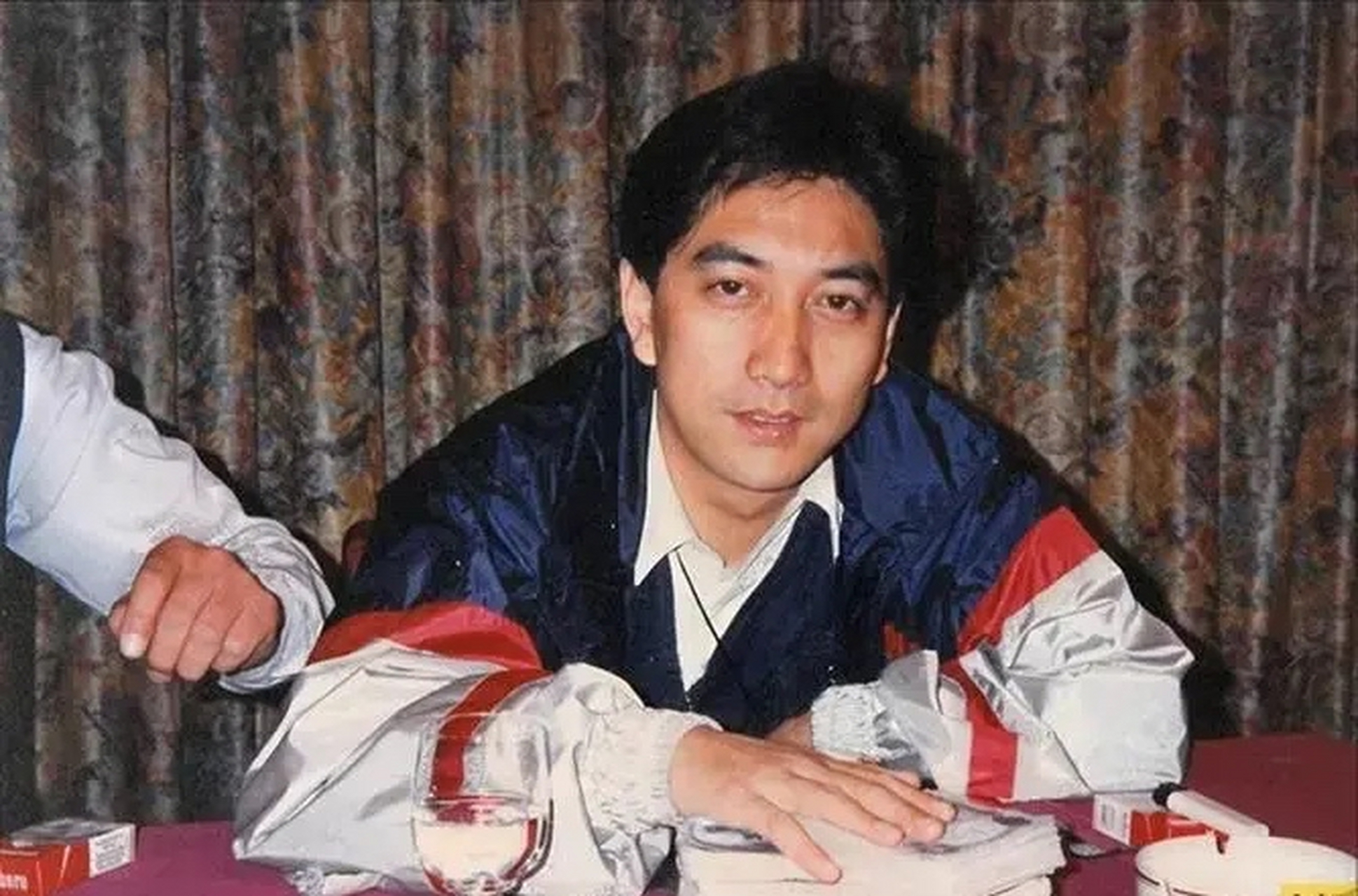一次，鲁豫问水均益：“我听说你月薪26万，是不是真的？”水均益听了摇着头说：“假