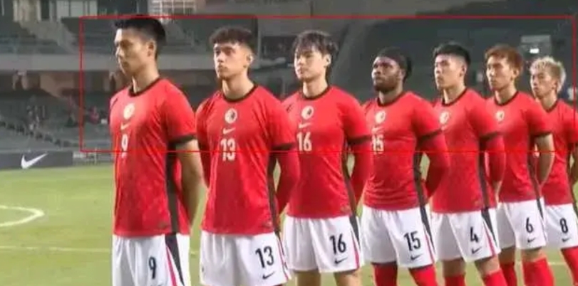 很令国人气愤！
有媒体报道，在日前举行的省港杯43届足球赛，在升国旗、唱国歌的环