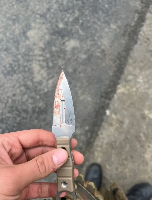 俄军特种兵抓住恐怖分子分外眼红，直接割掉恐怖分子耳朵。俄罗斯调查委员会太给力，很