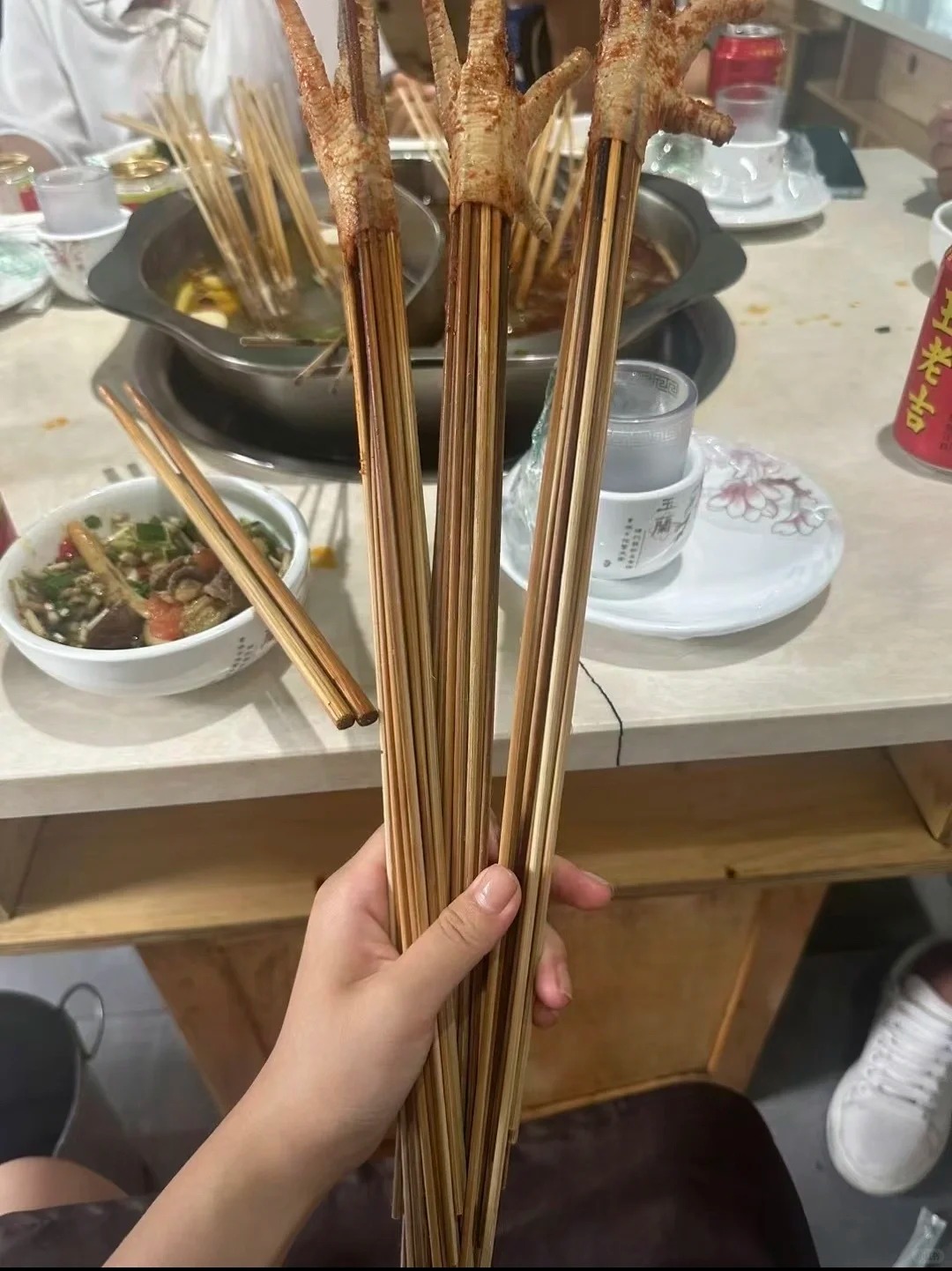 12根签签，是鸡爪的极限，不是老板的极限！
我敢说，但凡还能塞的话，100根都要