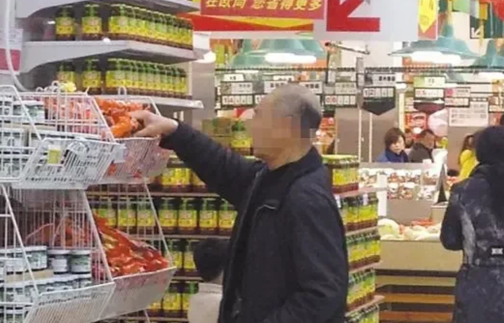 在江苏苏州，一位六旬老人张大军在超市内被工作人员黄晋发现，试图将散装鸡腿装进包里