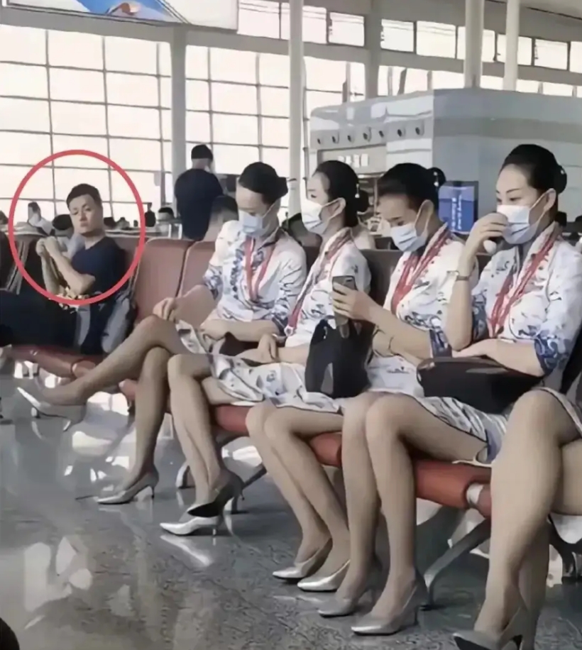 这位老哥此时此刻在想什么呢？