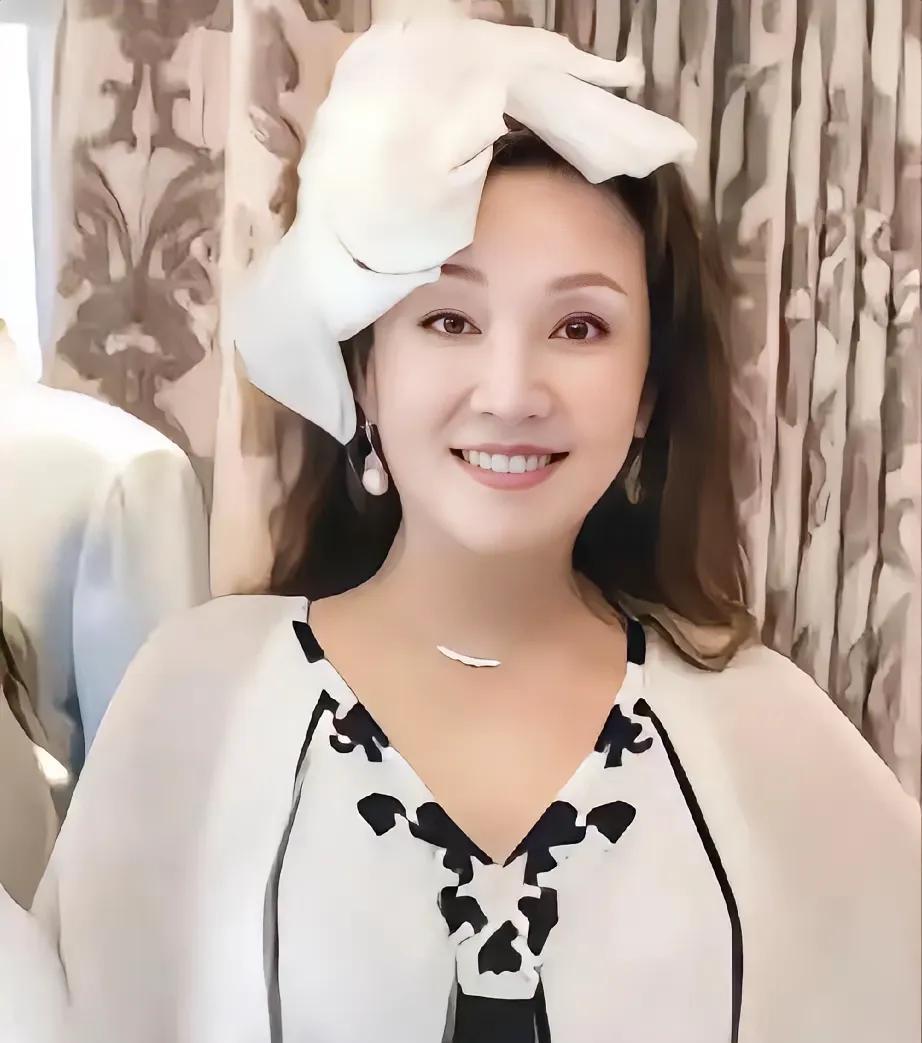 兰姐归来，直播再掀热潮！
停播三天后，兰姐强势回归直播间，人气瞬间爆棚！开播才一