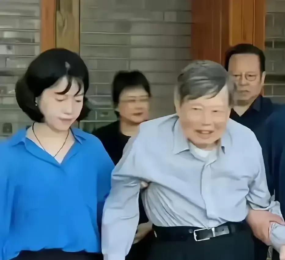 都说人到了90岁以后，就有“僵尸味”了！
与102岁的杨振宁睡在一起，不知翁帆害