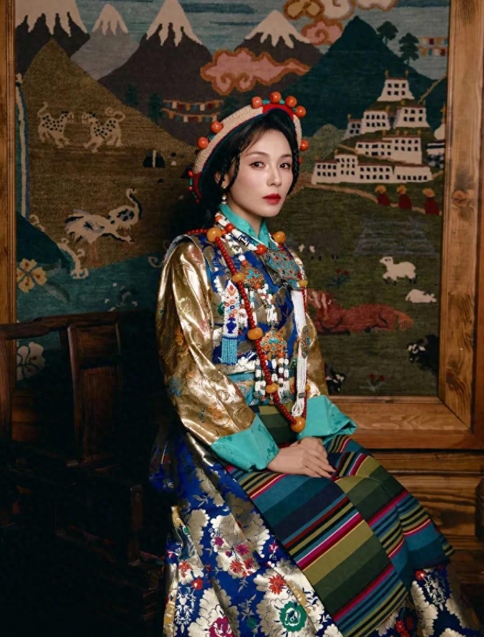 家人们，快瞧！刘涛这次的民族风造型适配度简直拉满！


她穿上藏服，瞬间就融入了
