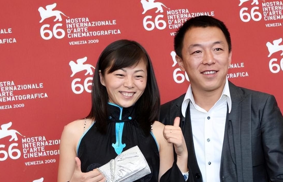 “我老婆虽然长得不漂亮，但给我100亿都不换。”黄渤和妻子十分具有夫妻相，二人相