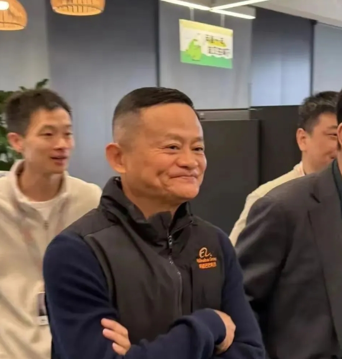 马云还是悄悄老了，
这个中国互联网传奇人物，
眼瞅就要步入老年人的行列了，
再过