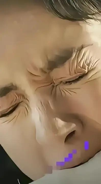 在《哈尔滨》1944里，杨幂有一段自己包扎枪伤的片段，网友截图说杨幂疼痛闭眼睛的
