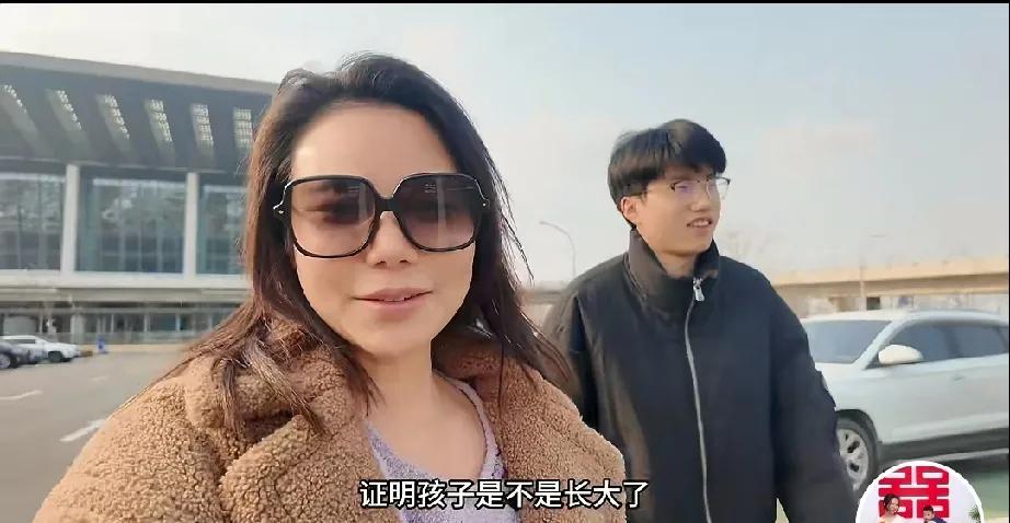 哇塞！王雨涵抽烟？这瓜也太大了！这熊孩子，竟然敢在东青家里搞事情，简直是无法无天