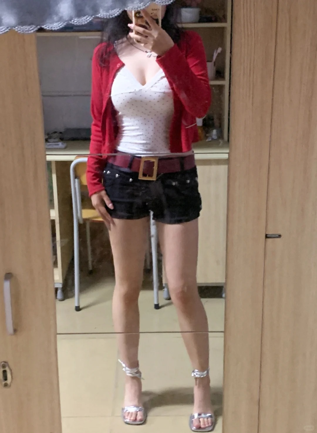 女大学生穿成这样被说不检点？？尊嘟假嘟？
我个人还是很喜欢这套衣服的，但是感觉大