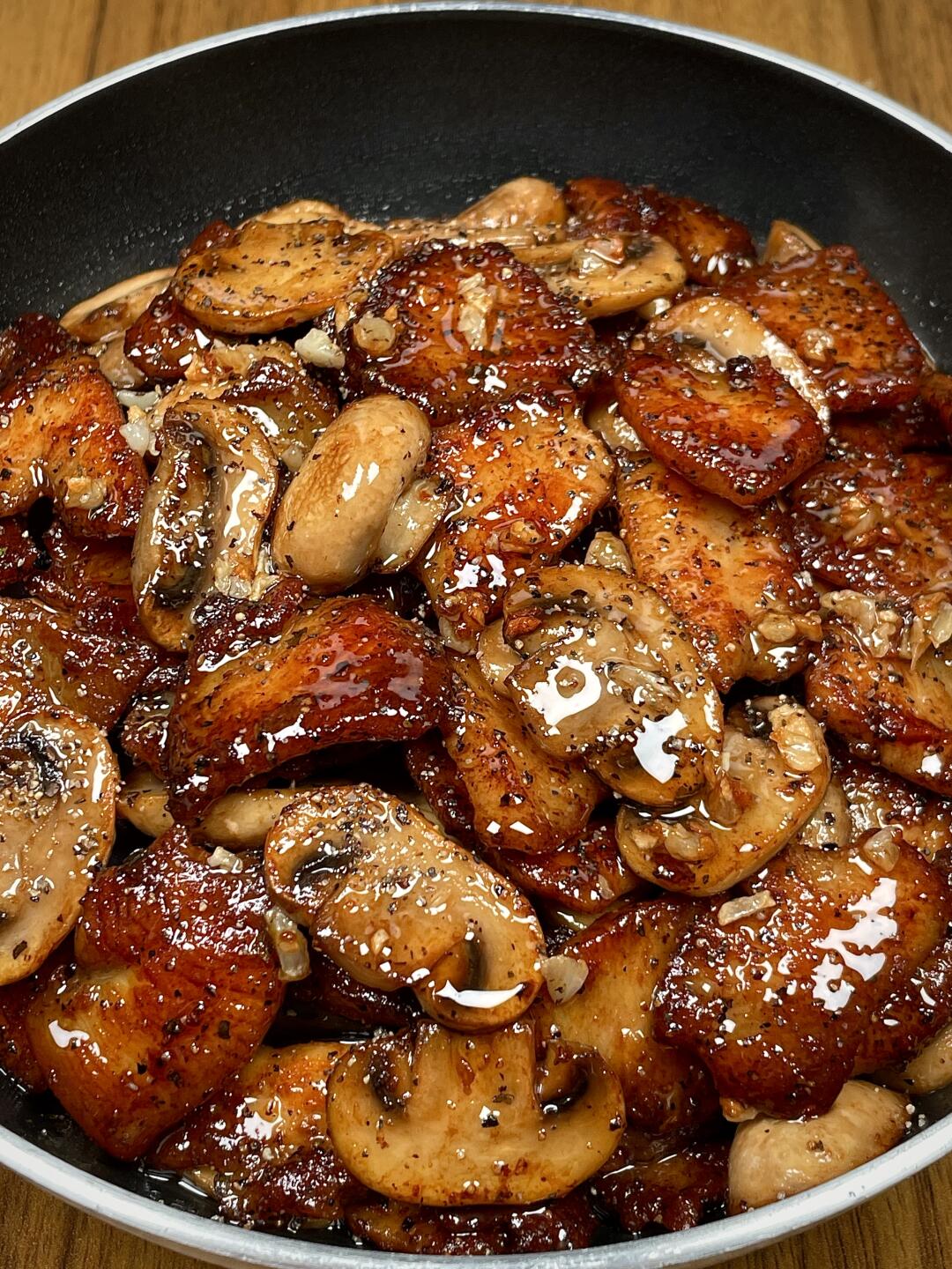 超好吃的黑椒口蘑炒鸡胸肉，一出锅香迷糊啦
鸡胸肉焦香焦香，口蘑鲜嫩入味，黑椒口味