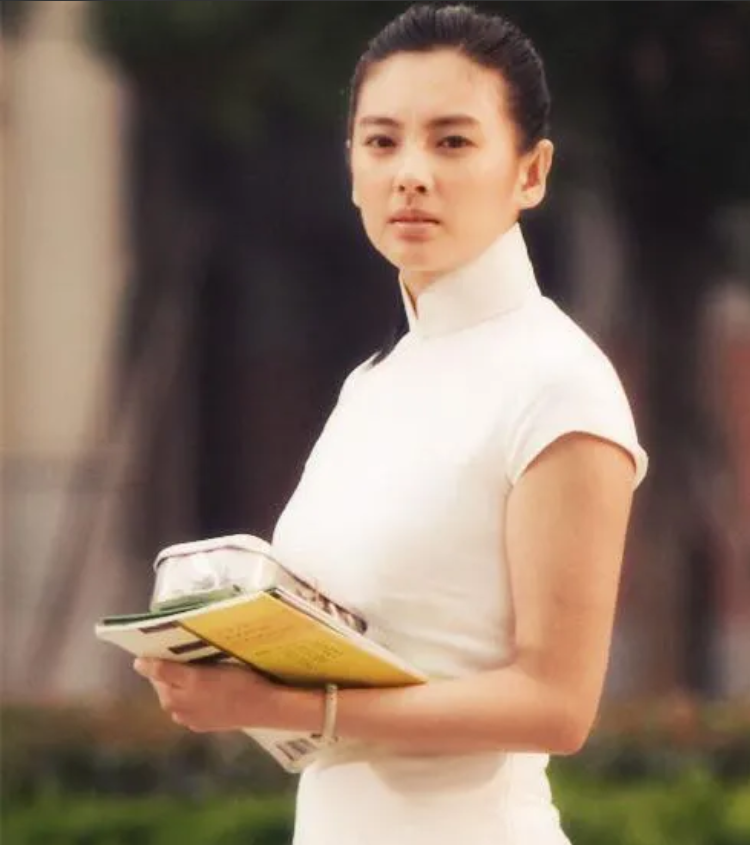 那年，张雨绮为了报答周星驰的知遇之恩，承诺零片酬出演《美人鱼》，影片大卖后，她居