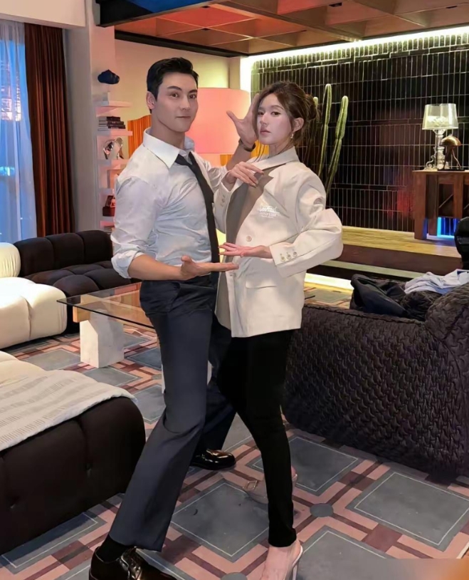 赵露思穿着陈伟霆品牌西装的合照