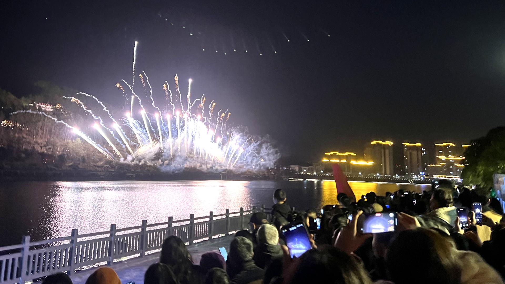 非常震撼！旺苍元宵烟花秀，28000余发烟花在夜空中接连绽放！