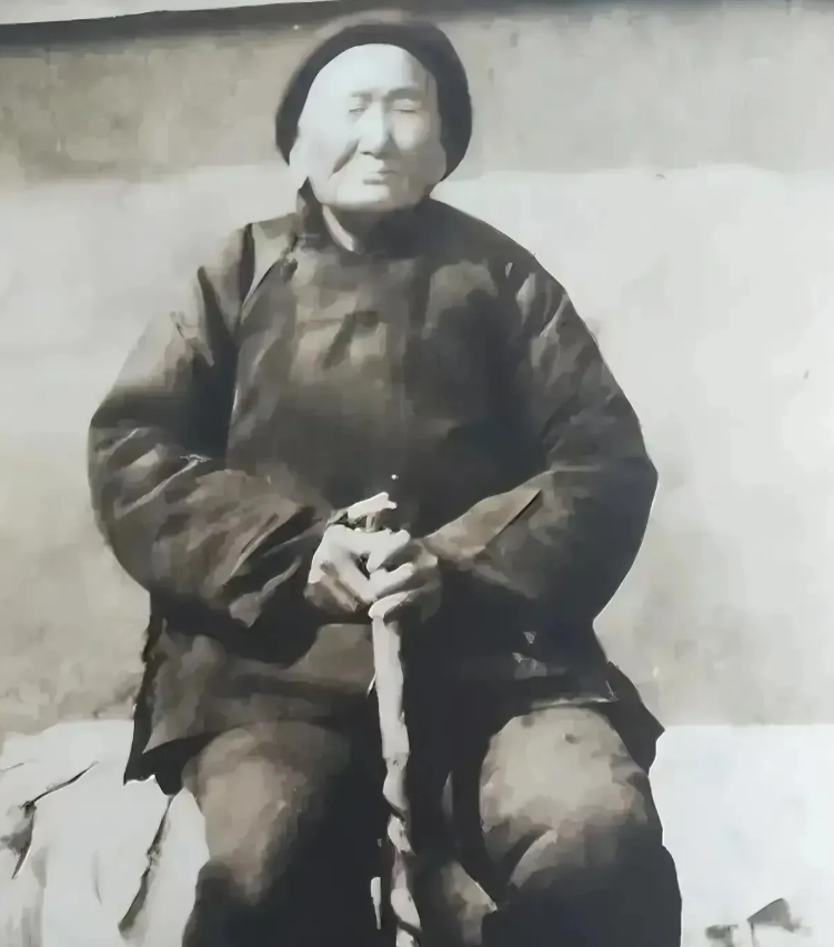 1941年，马大嫂请汉奸侄子吃饭，正吃着，她忽然放下碗筷，看了一眼汉奸侄子，对他