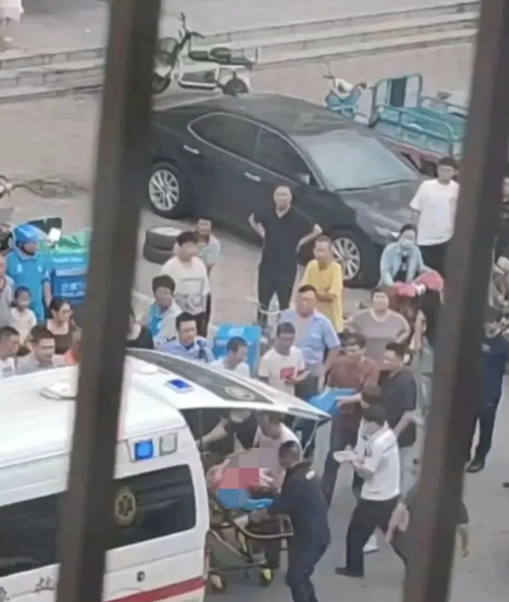 一女子因为不满儿子在大学找混混女友，打电话骂她并让其离开她儿子，混混女友气不过，