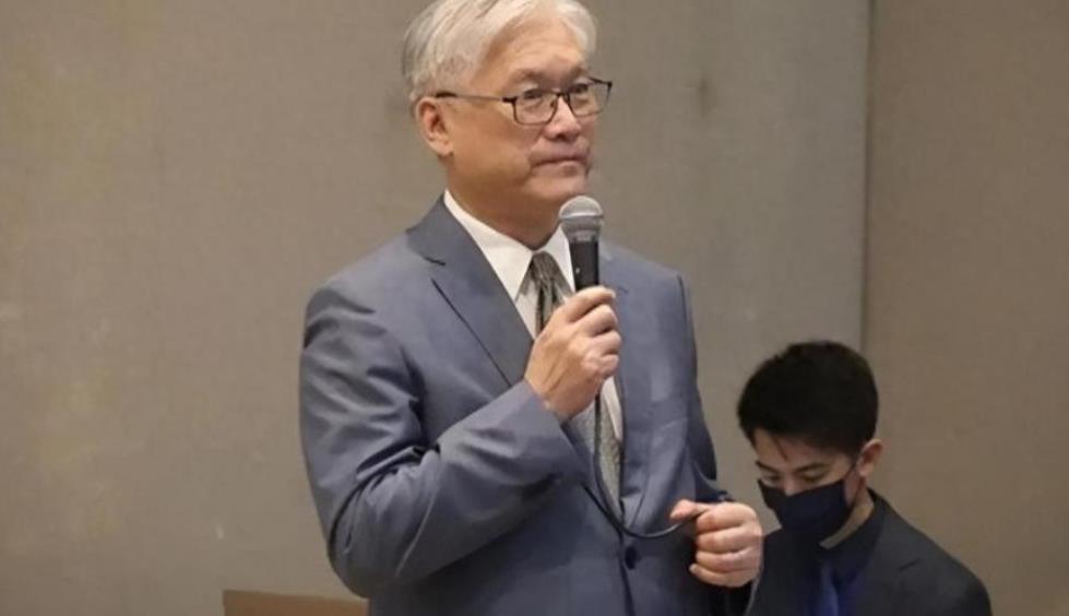 对于九二共识，岛内政党中，民进党直接拒绝承认，民众党同样拒绝，只不过用“两岸一家