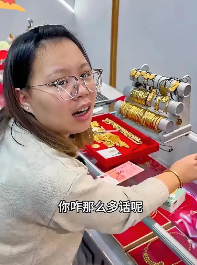 这个女的去店里买手镯，她带上那个手镯2万，，带上她说她没钱就一百，弄不下手镯，弄