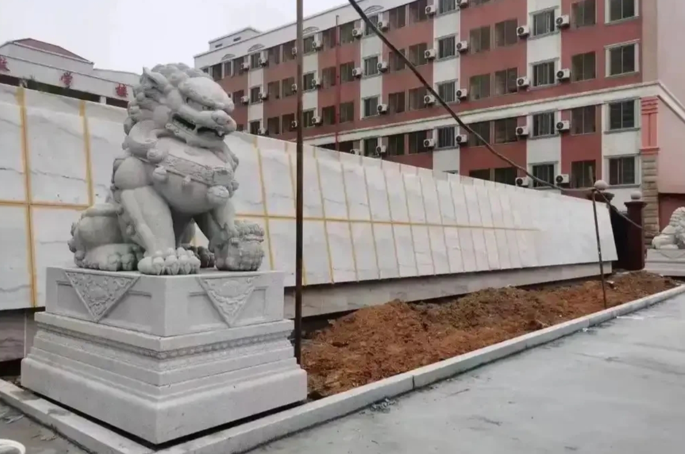 “太炸裂!”江苏，一男子到寺院参拜，遇到主持翻建寺庙化缘，男子没钱给，为表虔诚之