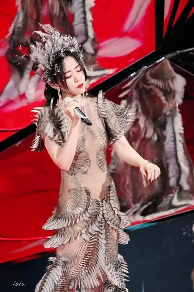 张靓颖惊艳全场!透视鱼尾裙秀出绝美曲线,引领时尚新潮流!-第7张图片-九妖电影 张靓颖惊艳全场!透视鱼尾裙秀出绝美曲线,引领时尚新潮流!-第7张图片-九妖电影