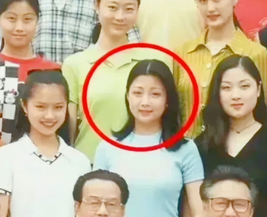 1999年，殷桃少女时代的珍贵照片。镜头下的她未施粉黛，长发披肩，身着短袖，在一