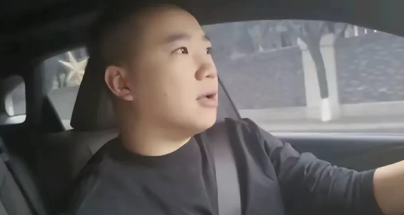 四川资中雷克萨斯车主声明：不追责，自修车，不掏钱！

四川资中县男孩往化粪池里扔