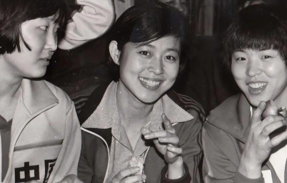 一路繁花像个照妖镜，是人是鬼来了的都能照出来。
倪萍阿姨的好人缘这次又塌了。
几