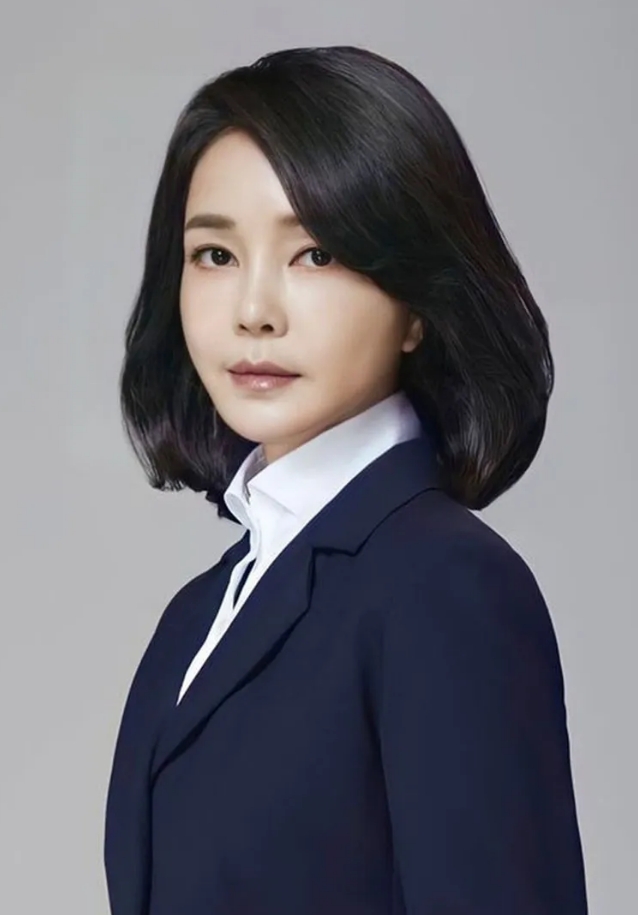 这次韩国议会选举尹锡悦阵营大败，
我觉得跟这位第一夫人金建希有大关系，
毕竟你尹