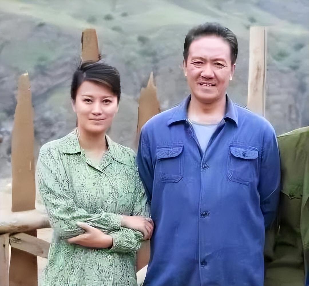 2004年，唐国强因为片酬太少，拒绝《亮剑》的邀请，随后找到李幼斌，但同样拒绝出