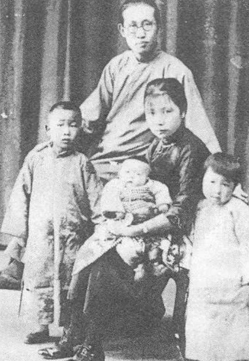 1933年，“清华四子”之一的诗人朱湘给妻子买了她爱吃的糖，妻子吃了之后故意说“