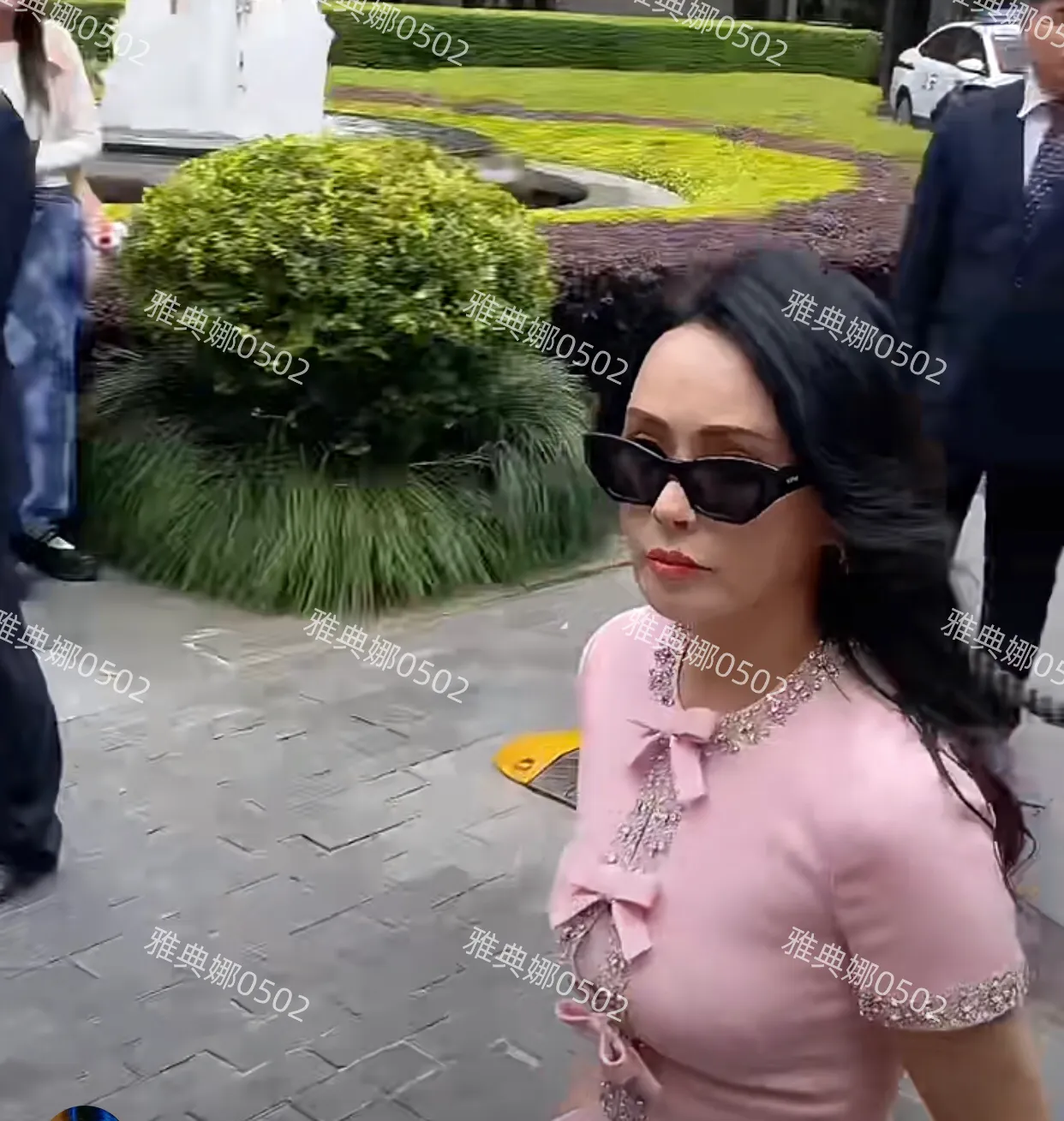 海半岛酒店门前偶遇伊能静，本人没有网上吹得那么年轻，还是能看出年纪的，身边跟着好