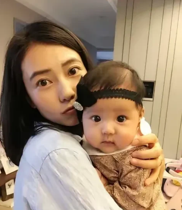 看贾静雯女儿的模样，你就知道为什么那么多的明星不晒自己小朋友照片，真正的纯天然美