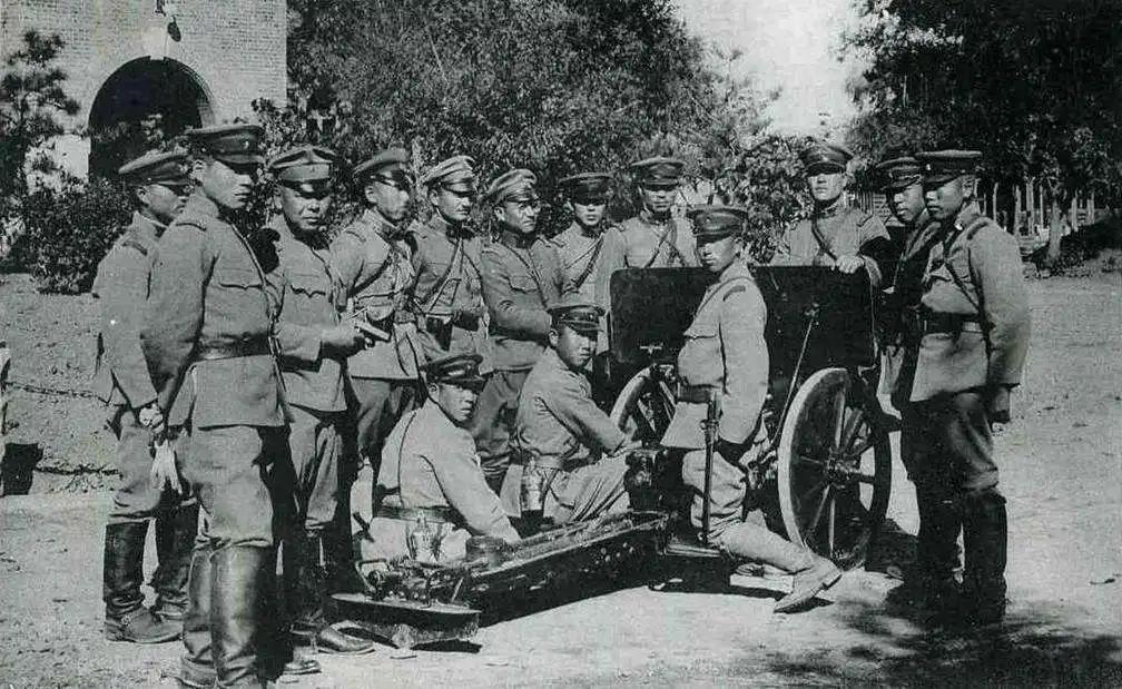 1927年，张学良3万大军把傅作义7000兵围在涿州三个月没拿下来，气得张作霖下