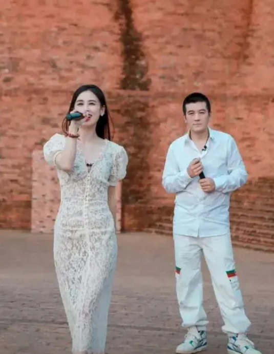 杨子这次彻底输了，也失去了黄圣依。黄圣依真的很有心思了，看她不声不响的，原来是借