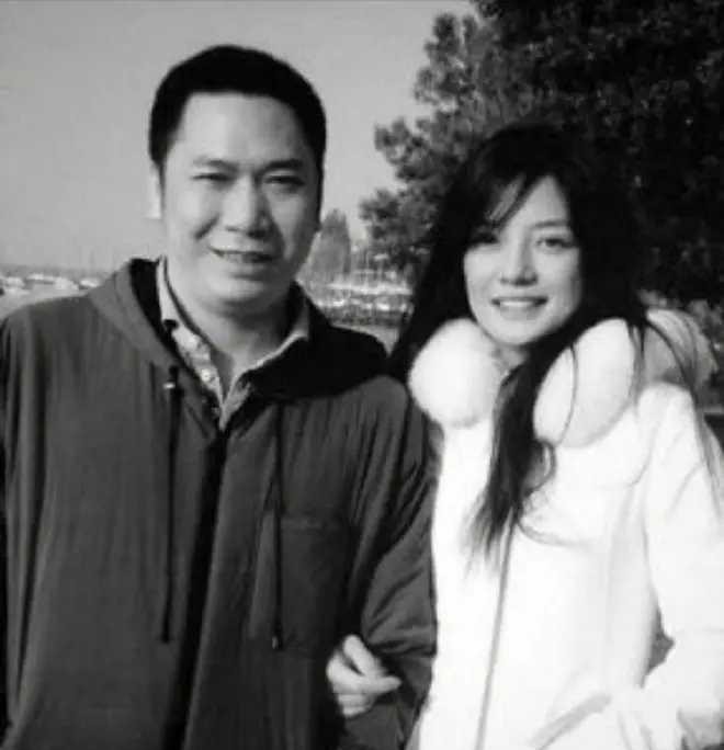从赵薇官宣离婚开始就让人一头雾水。黄有龙欠了一屁股债，七个亿！这可不是小数目