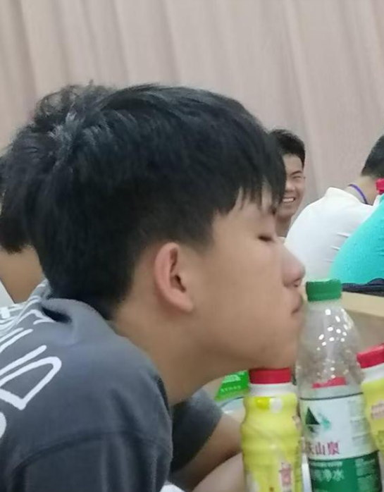 可以把我同学P成在和美女接吻吗