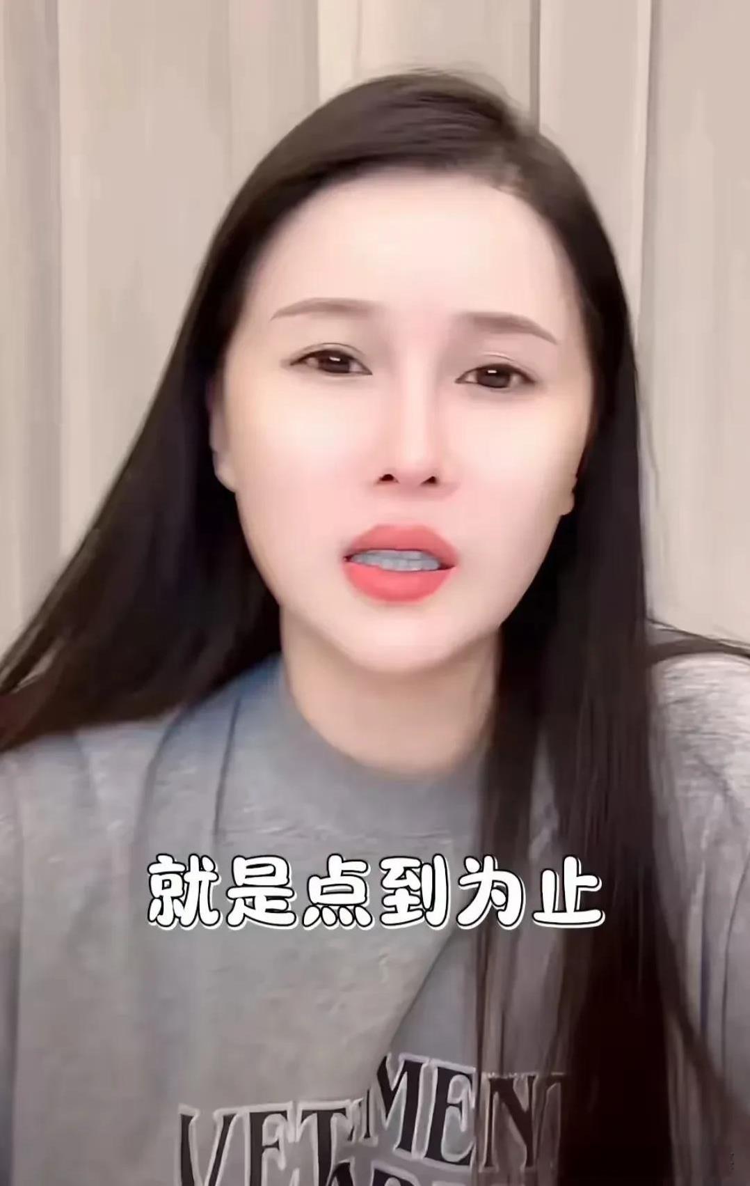 球球坦言自己如今没什么朋友。她回忆起初中的那些伙伴，现在也就偶尔互通下信息，连微
