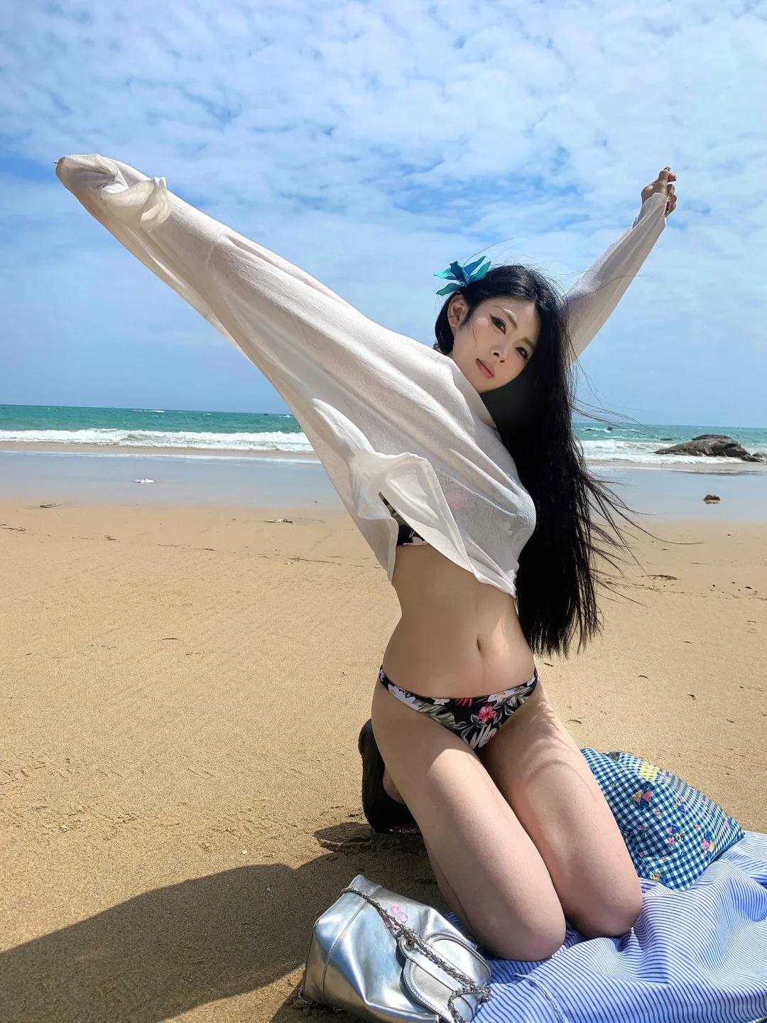 我去万宁只干三件事……
1️⃣去海边教堂⛪️看一场绝美日出，漫步在大草坪上，享受