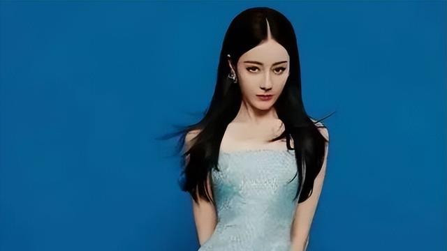迪丽热巴大尺度写真来袭，果然是热巴的腰，夺命的刀