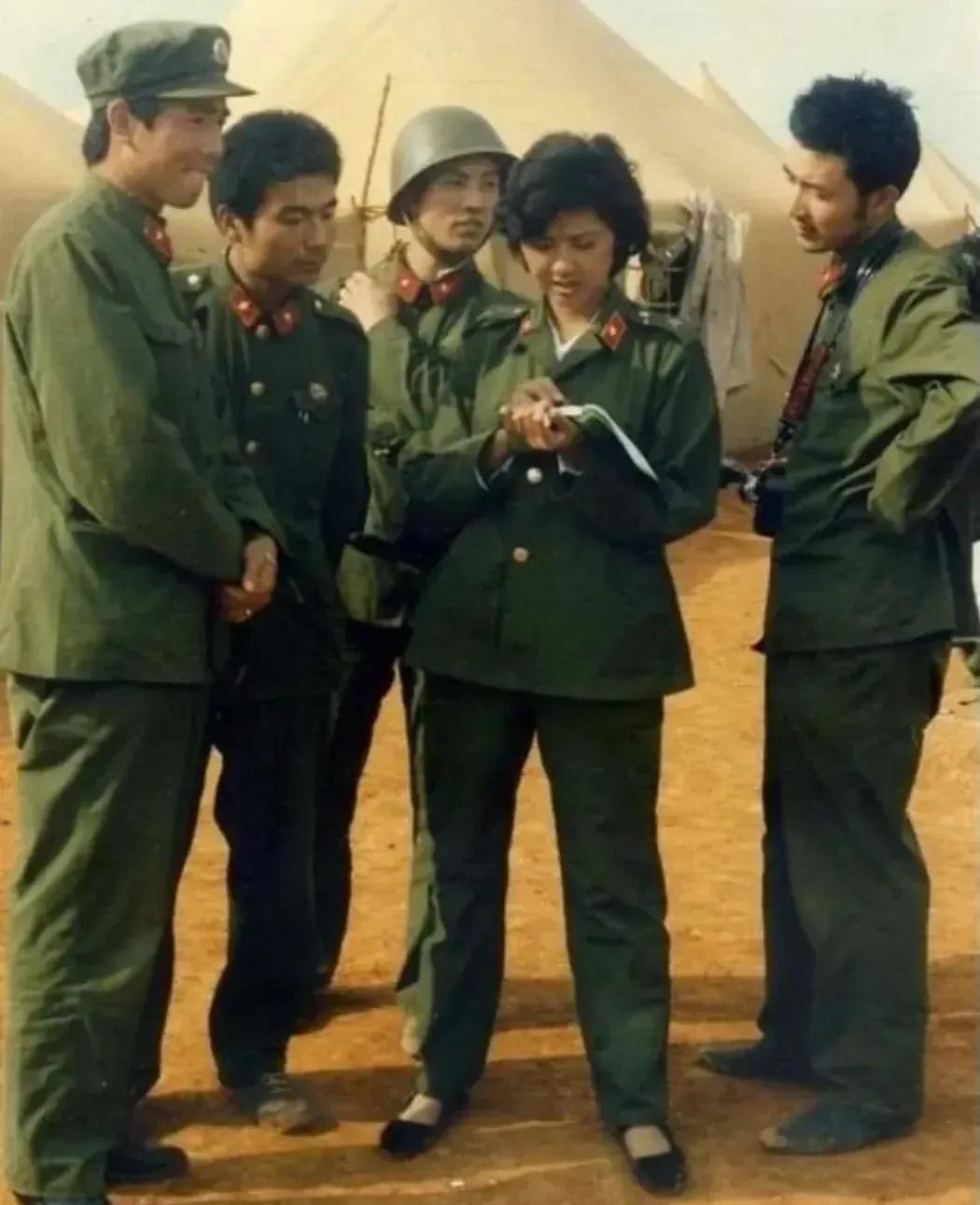 1986年，朱琳赴老山前线拍摄影视时，和前线作战战士签名时拍摄的一张合影，那时的